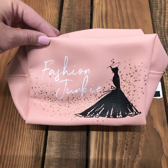 NWT Pink Makeup Bag “fashion junkie” - Picture 3 of 6